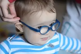 惊呆！1岁婴儿近视600度，“罪魁祸首”竟与父母有关…图片