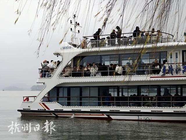 此刻断桥！人人人人雪人人人人人！有人拎着行李箱就来了：太惊喜了