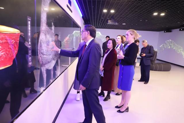 沃隆港大学逯高清校长率团访问武汉大学文化遗产智能计算实验室