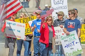 网红羊驼哥美国街头偶遇学子，场面火爆引关注！图片