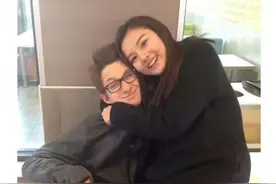 白人男性小红书寻人找宋祖儿！晒大量亲密照片，女方主动搂抱贴脸图片