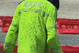 交警满身蚊子视频走红，网友：太心疼！图片