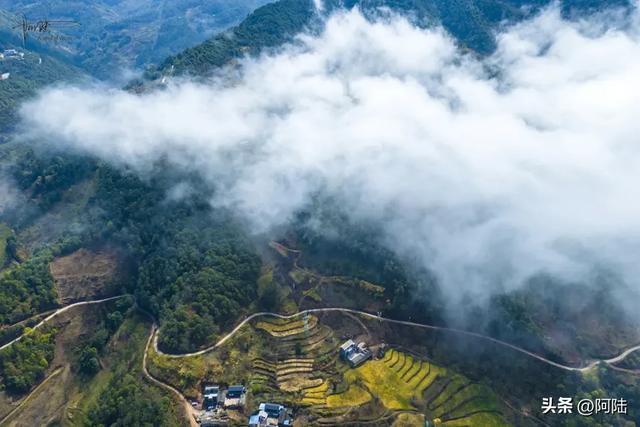 摩旅偶遇大理郊外的山区风光，云雾飘渺梯田春色，这就是永平县啊