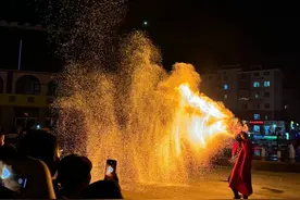 非遗火壶表演受热捧图片