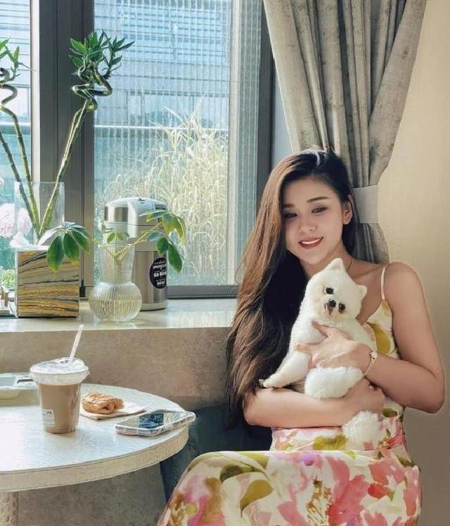 四十岁的李小萌身材火辣，印花裙遮不住曲线	，难怪直男为之倾倒