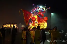 在三明过年·来客家迎福丨热闹！永安村民舞起400多米的板凳龙迎新纳福图片