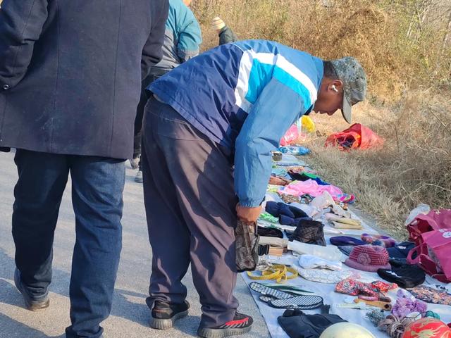 记录德州:岔河河堤上的大集,人山人海,异常热闹