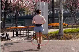 街头偶遇52岁董卿晨跑，穿短裤跑了十多公里，腰间别包像售票员图片