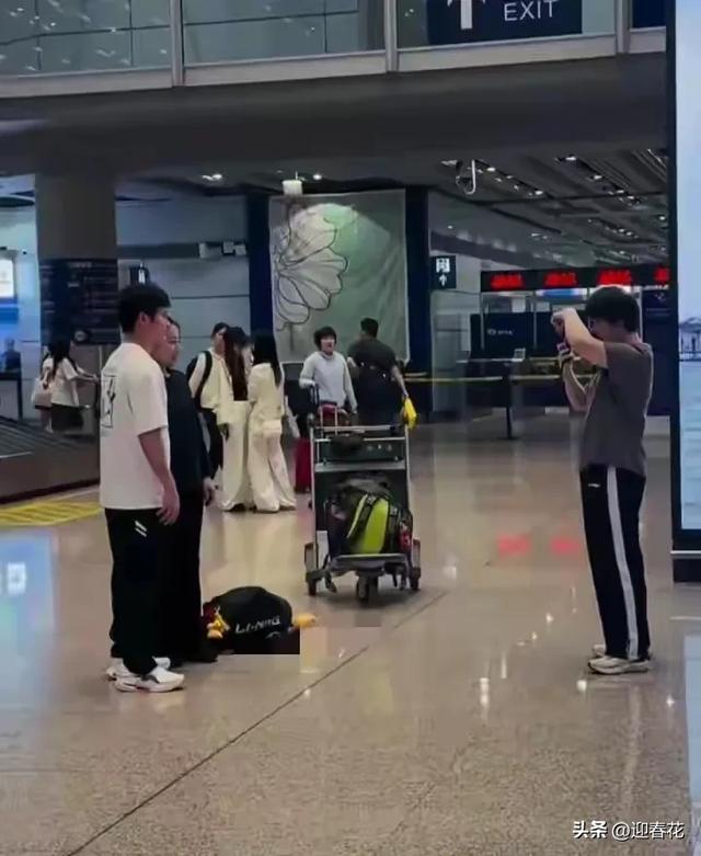 国乒回国抵达北京机场照，王曼昱被老奶奶包围，高远给小粉丝签名