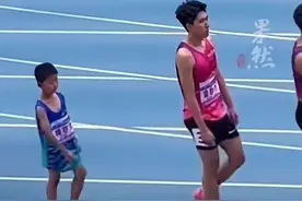 笑麻了！ U18组里意外出现了一个8岁的“小孩哥”，评论区笑不活了图片