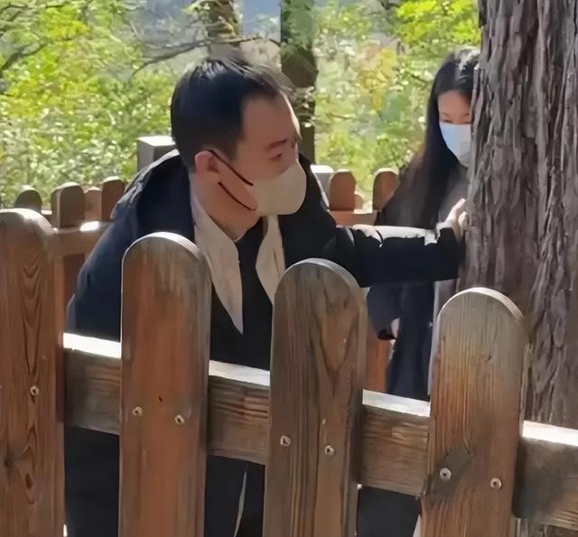 辛柏青带17岁女儿寺庙祈福！父女俩一直牵着手，李乃文也陪着好友