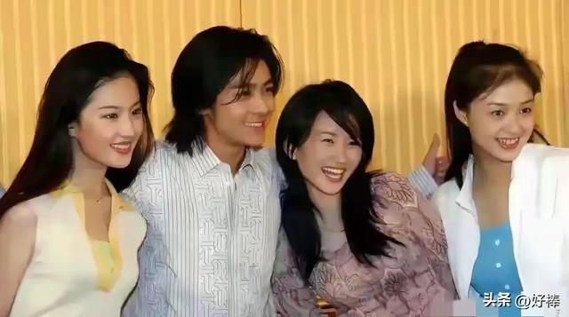 拍这些照片时蒋欣19岁，刘亦菲15岁，简直是出水芙蓉，好美