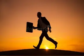 同事抱团排挤你？4个信号说明你被职场孤立，3招助你破解逆袭图片