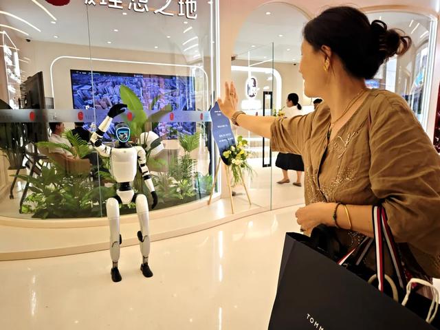 7月爆炒机器人，最赚钱的不是王兴兴