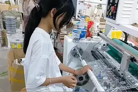 笑死，网友发视频称不念书只能进厂打工！结果评论区笑不活了！图片