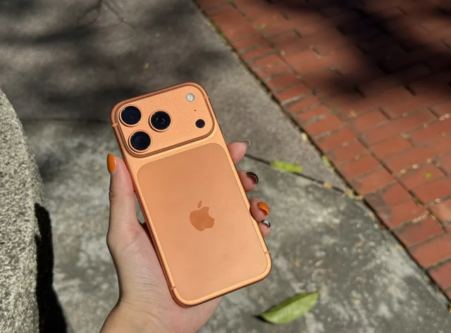 折叠VS直板！三星Z Flip7 VS iPhone 17 Pro：亮度/相机/续航全解析