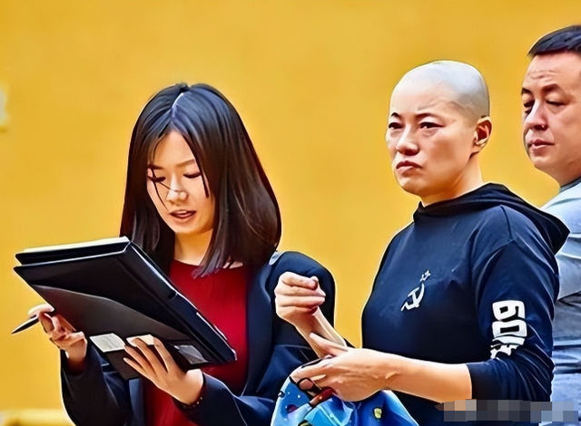 揭秘尼姑庵真相：表面佛门实则妓院，穿黑丝戴假发，香客人来人往