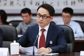 从四线小镇做题家到身价千亿，张磊：投资最重要的不是钱，是时间图片