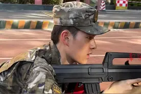 广西一教官因帅气颜值火出圈！身高185，吴磊和李现的结合体图片