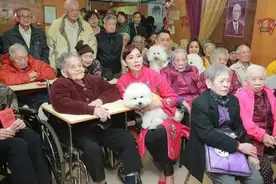 我58岁，亲家公生病住院，女儿让我帮忙照顾，出院后他送我金手图片