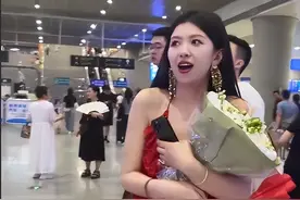 女子红裙吊带接退伍男友，不料竟被提示长点心！事实好像被说对了图片