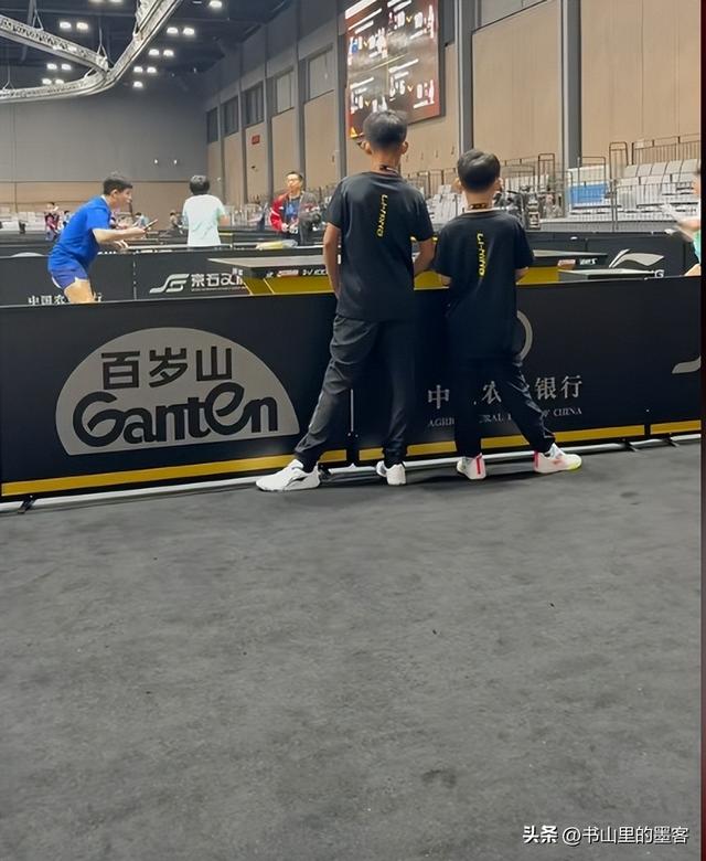 王皓憔悴苍老，两鬓发白，全力托举王楚钦，自己的两个儿子顾不上