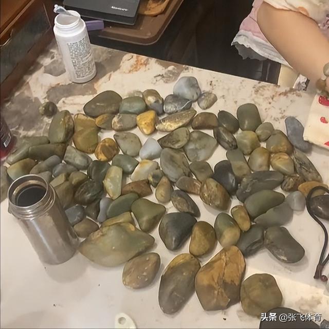 北京肖哥突发去世，年仅45岁	，家里原石成堆开大奔，十几套房出租