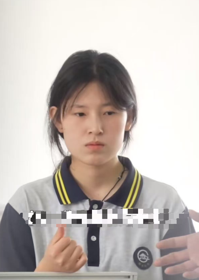 姜萍现状如何？一家不知去向，新学期未返校，疑似某服装厂打工