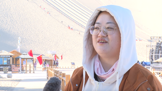 鸣沙山月牙泉景区：国庆首日迎游客 服务升级