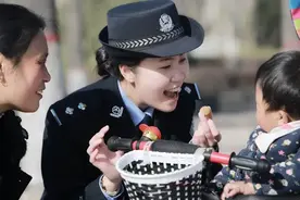 【致敬了不起的她】张琦：以笔为枪、以镜为媒，传播公安正能量图片