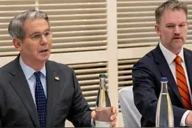 中美经贸谈判更多细节曝出，时间很戏剧化，第1天贝森特神情凝重图片