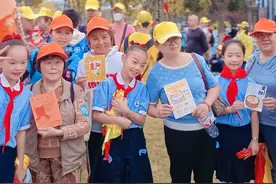 制作爱心食谱送给长辈，武汉这群师生在重阳节为老人送祝福图片