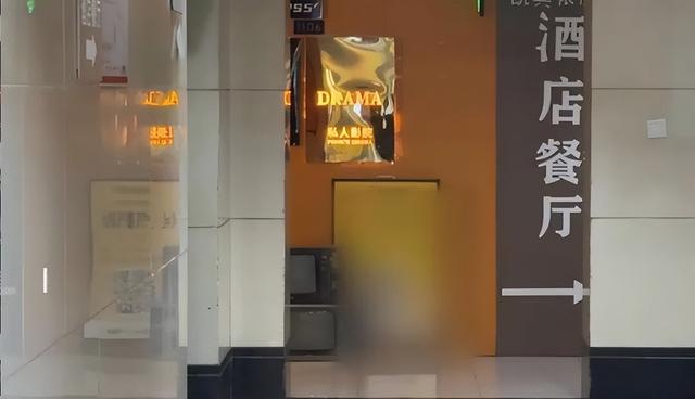 499隔衣服摸胸！私人影院暗藏涉黄：299元起步撕丝袜，还有更过火