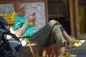 36岁李诞在上海，骑共享单车，在街边躺着玩手机，不用上班好悠闲图片