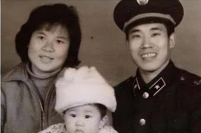 他因嘴歪演了半辈子坏人，令人想不到的是，他女儿是我们熟悉的她