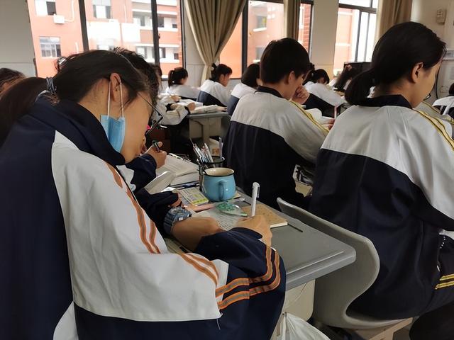 浙江一高中家长怒斥男班主任：我女儿要用卫生巾，你不能去买吗？