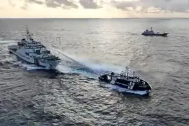 054A摘掉炮衣，开启海上飙车模式，四艘菲船没到黄岩岛就掉头逃窜图片