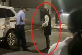 离谱！湖南一男生扮女装进女寝被抓，看到他的装扮，学生们笑麻了图片