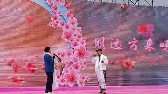 退役女兵林芝徒步，重温第二故乡情。藏汉同台演出，温情脉脉…