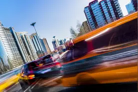 坐在马桶上吃火锅，新能源车企宣发被谁带偏了？图片