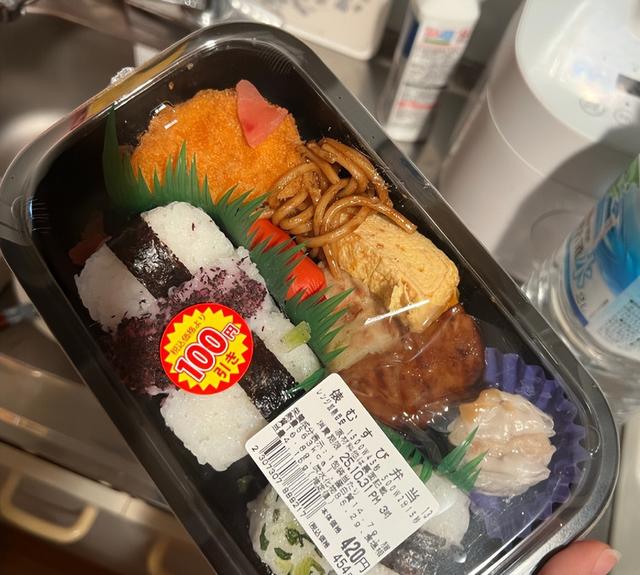 70岁送外卖的日本老人，不敢退休为活下去，繁华东京背后有多残酷