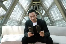 胡军拿的这个华为三折叠手机，像是皇帝批奏折一样啊！图片