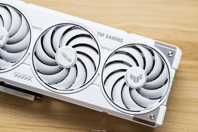 极地坚冰！华硕TUF RTX 5070Ti O16G白色游戏实测