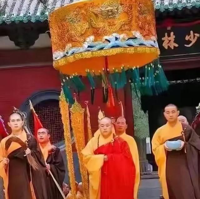 女徒弟众多，老僧见面下跪，释永信在少林寺的生活，到底有多爽？