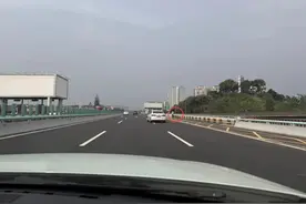高速路口蹦出“带路人”，乱窜逆行单行道不“单行”……这些高危行为，要不得图片