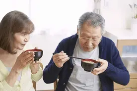 53岁女子确诊阴虚，天天喝乌鸡汤，3个月后去复诊医生：你干了啥图片
