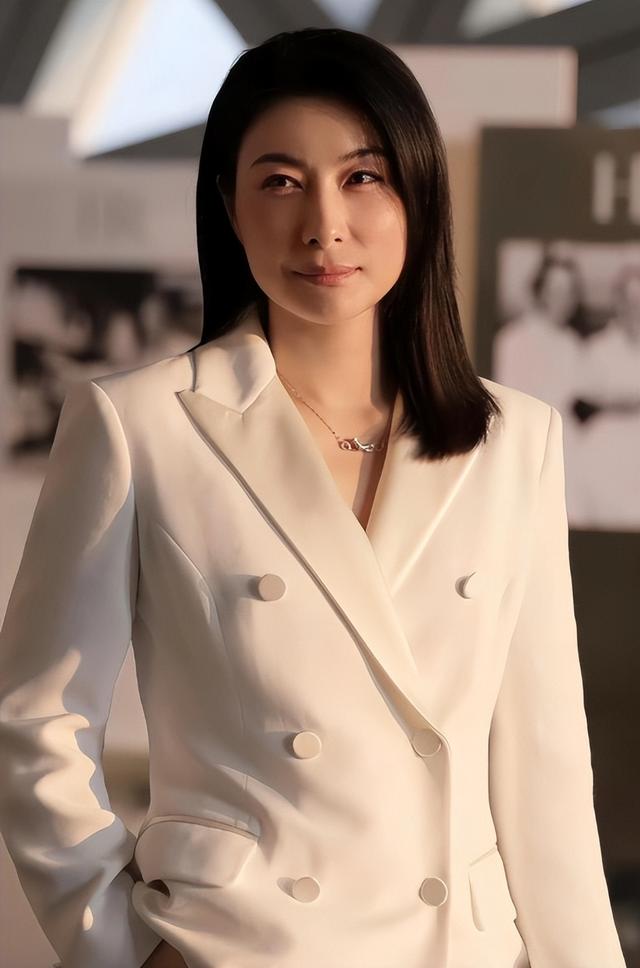 霍启刚高调官宣喜讯仨月	，郭晶晶再破天花板，让整个贵妇圈沉默了