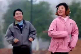 父亲精神病，母亲出走，男孩带弃婴妹妹上学，如今兄妹俩怎么样了图片