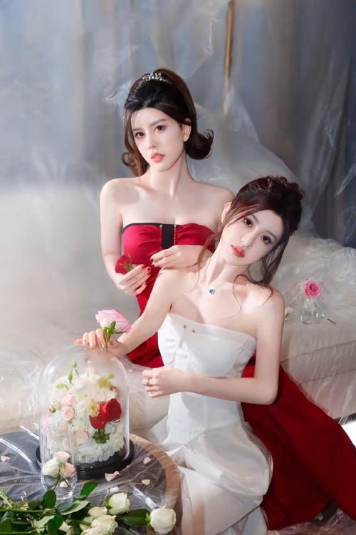 红与白，争艳还是共舞？BY2这组闺蜜照看哭无数人。