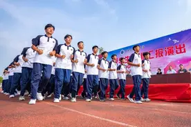 西平高中举行2024级新生军训汇报表演图片